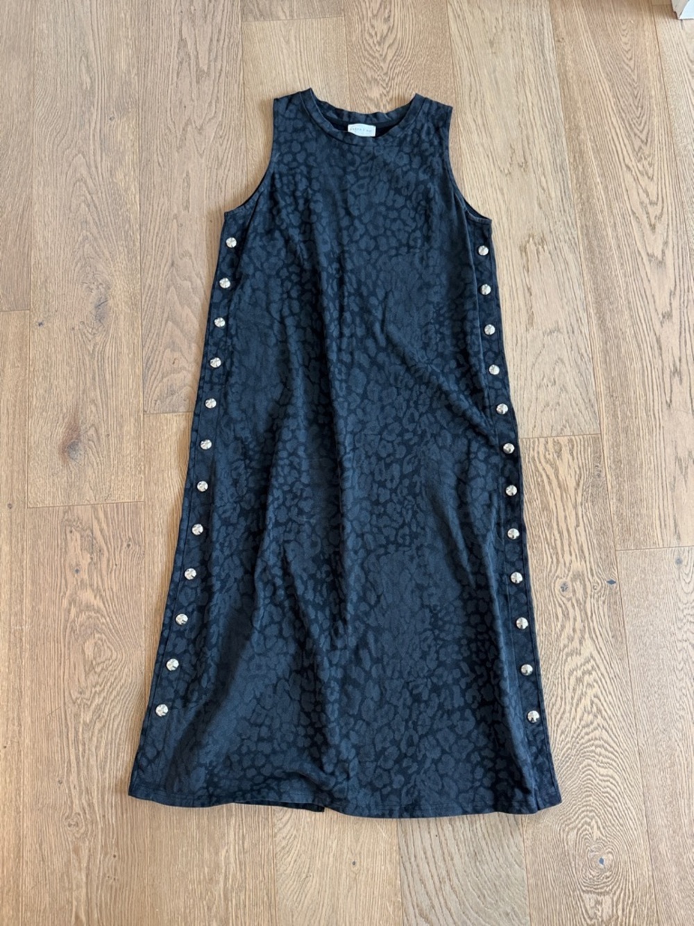Sleeveless Black Leopard-Jacquard Shift Dress with Side Button Detail